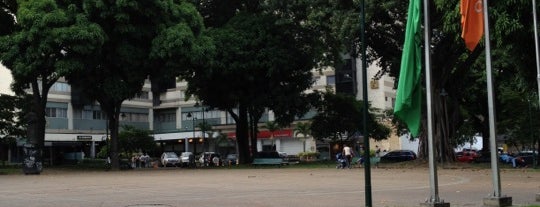 Plaza La Castellana (Plaza Isabel La Católica) is one of สถานที่ที่ Dairo ถูกใจ.