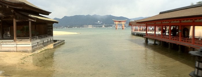 Itsukushima Shrine is one of 世界遺産.
