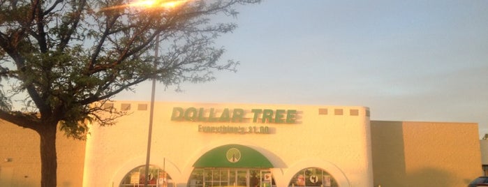 Dollar Tree is one of Orte, die Kevin gefallen.