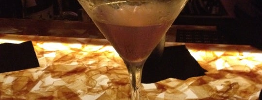 Dirty Martini is one of Locais curtidos por Kandyce.
