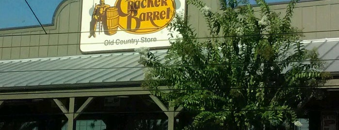 Cracker Barrel Old Country Store is one of Tempat yang Disukai Natalie.