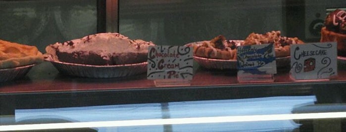 Flying Cow Bakery is one of Lugares favoritos de Joanna.