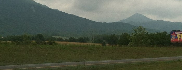 Smoky Mountains Of Tennessee is one of Posti che sono piaciuti a Jordan.