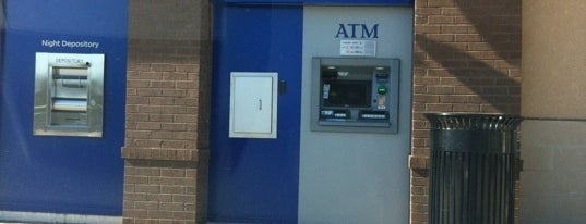 Fifth Third Bank & ATM is one of Locais curtidos por Chester.