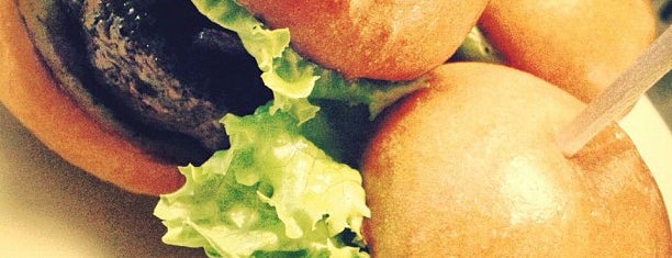 BLT Burger is one of Locais salvos de Andrew.
