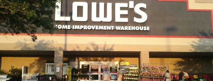 Lowe's is one of Lugares favoritos de Roland.