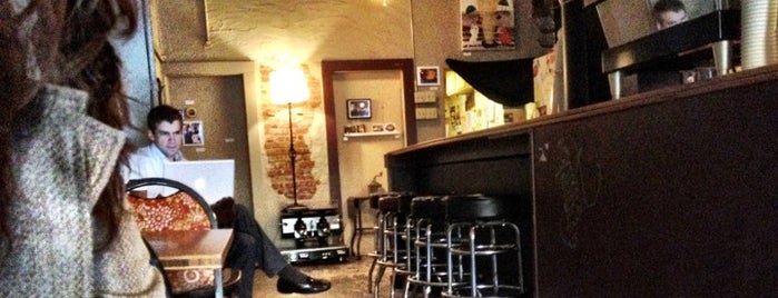 Izzy's Coffee Den is one of Lugares favoritos de Jeremy Scott.