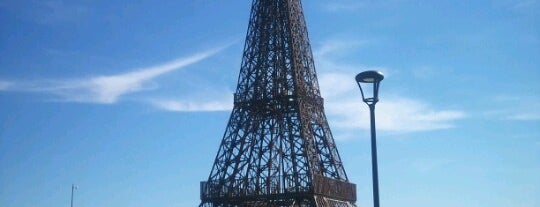 Torre Eiffel is one of Tempat yang Disukai Angel.
