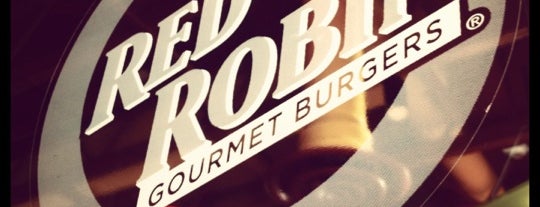 Red Robin Gourmet Burgers and Brews is one of Tempat yang Disukai John.
