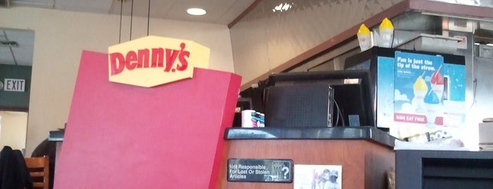 Denny's is one of Tempat yang Disukai Envy.