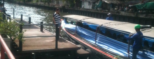 ท่าเรือโรงเรียนวิจิตรวิทยา (Vijitvittaya School Pier) E12 is one of Khlong Saen Seap Express Boat.