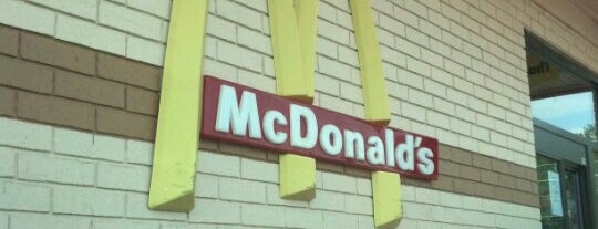 McDonald's is one of สถานที่ที่ T. ถูกใจ.