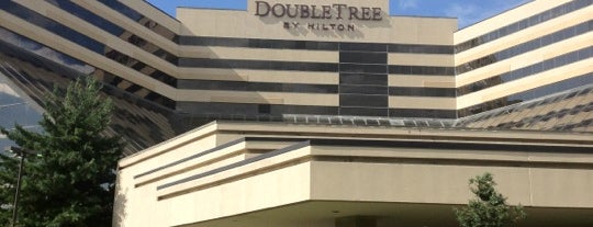 DoubleTree by Hilton Hotel Newark Airport is one of Locais salvos de Onur.