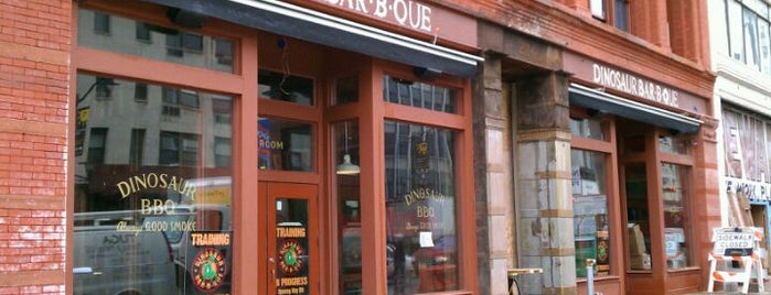 Dinosaur Bar-B-Que is one of สถานที่ที่ Tom ถูกใจ.