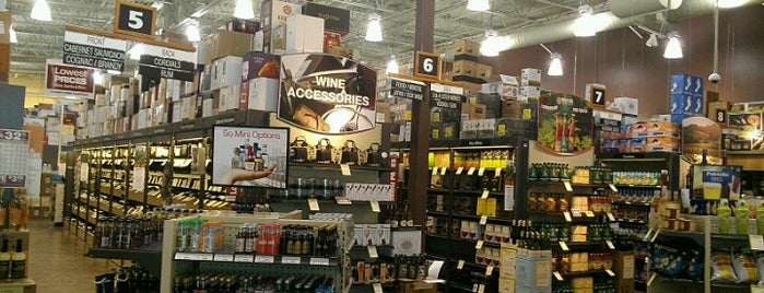 Total Wine & More is one of Locais curtidos por Lisa.