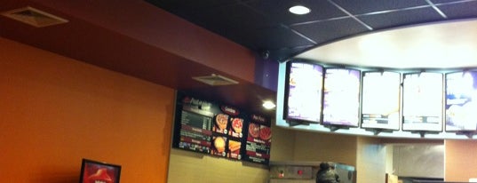 Taco Bell is one of สถานที่ที่ Andrea ถูกใจ.