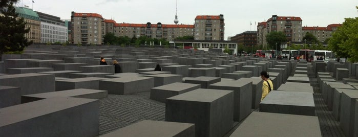 Memorial untuk Orang-orang Yahudi yang Terbunuh di Eropa is one of StorefrontSticker #4sqCities: Berlin.