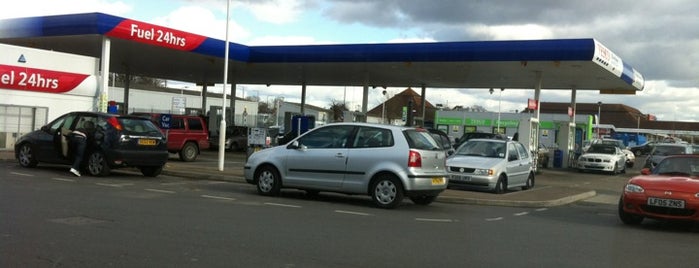 Tesco Petrol Station is one of สถานที่ที่ James ถูกใจ.