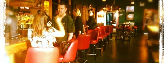 Weegee's Lounge is one of Tempat yang Disukai Samantha.