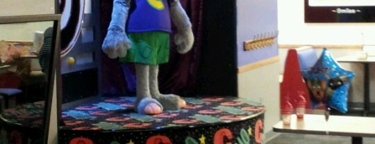 Chuck E. Cheese is one of Randeeさんのお気に入りスポット.