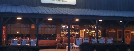 Cracker Barrel Old Country Store is one of Lieux qui ont plu à Esra.