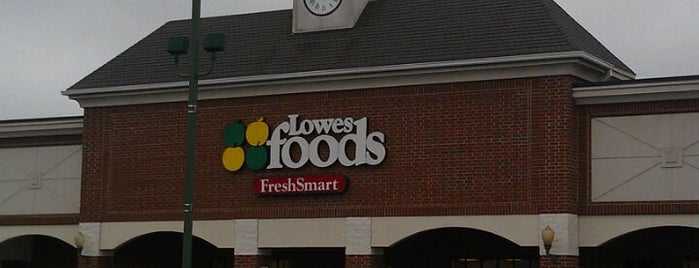 Lowes Foods is one of Tempat yang Disukai James.