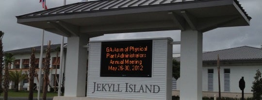 Jekyll Island Convention Center & Visitor Center is one of Tempat yang Disukai Justin.
