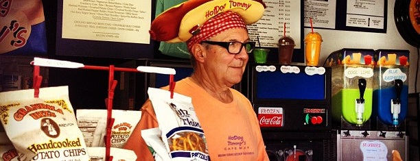 Hotdog Tommy's is one of สถานที่ที่บันทึกไว้ของ Lizzie.