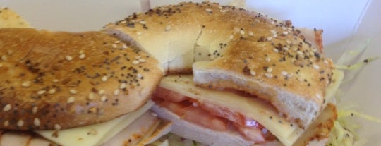 Upper Crust Bagel Company is one of Lugares favoritos de Mike.