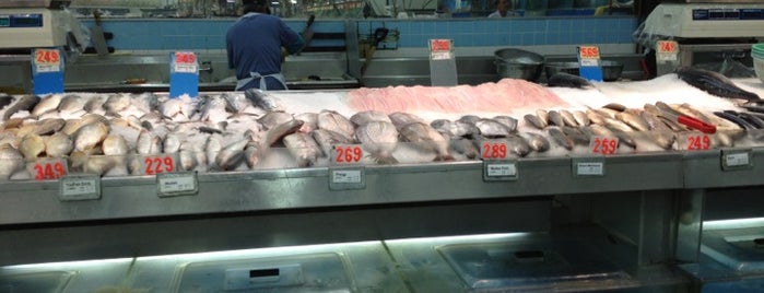 Hung Vuong Supermarket is one of Lugares favoritos de CBK.