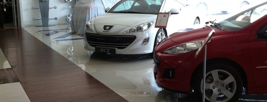 Peugeot Leon is one of gilさんのお気に入りスポット.