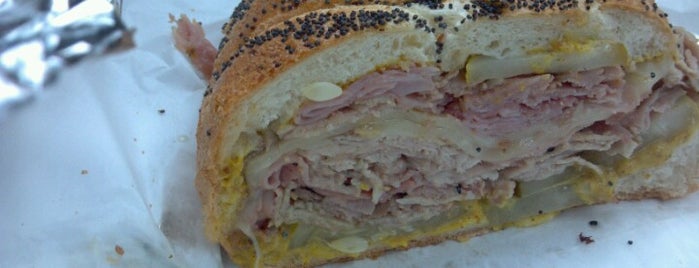 Knollwood Road Delicatessen is one of Lugares favoritos de Chev.