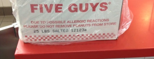 Five Guys is one of Robinさんのお気に入りスポット.