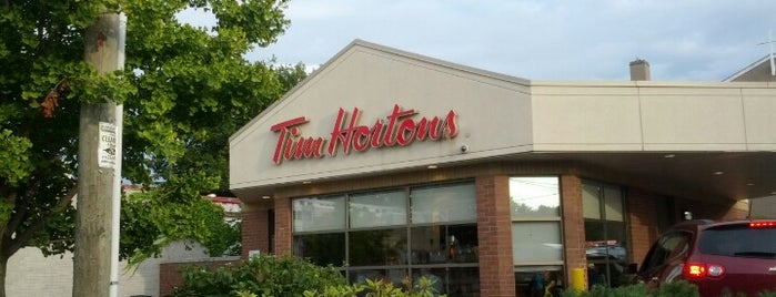 Tim Hortons is one of สถานที่ที่ Maggie ถูกใจ.