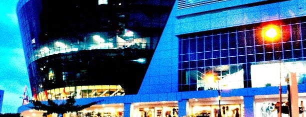Suria Sabah Shopping Mall is one of สถานที่ที่ Simon ถูกใจ.