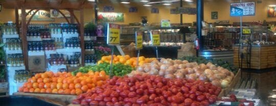 Sprouts Farmers Market is one of Angela’s Liked Places.