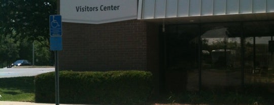 UWF Visitor Center is one of สถานที่ที่ Jay ถูกใจ.