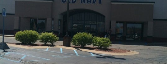 Old Navy is one of Tempat yang Disukai Karen.