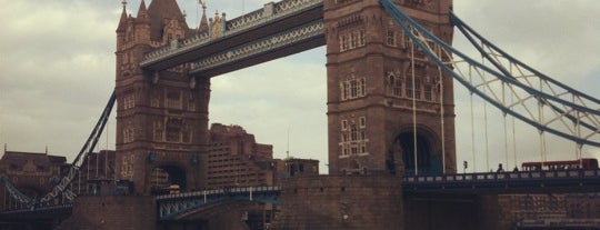 Tower Bridge is one of London: 2do.