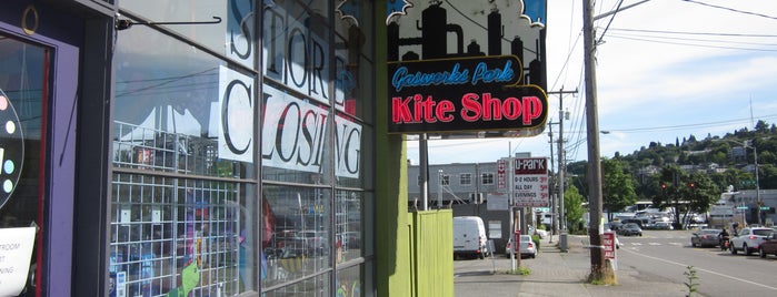 Gasworks Park Kite Shop is one of Orte, die Robby gefallen.