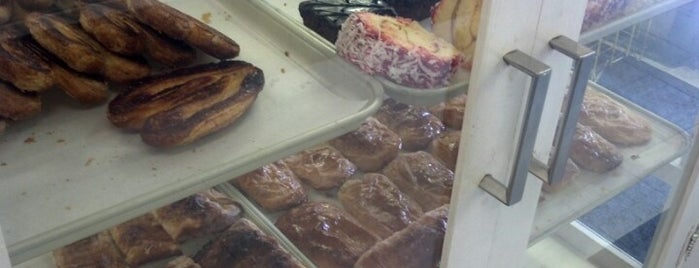 Artemio's Bakery is one of Posti che sono piaciuti a Deja.