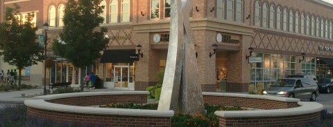 Shadow Lake Towne Center is one of Lugares favoritos de Laura.