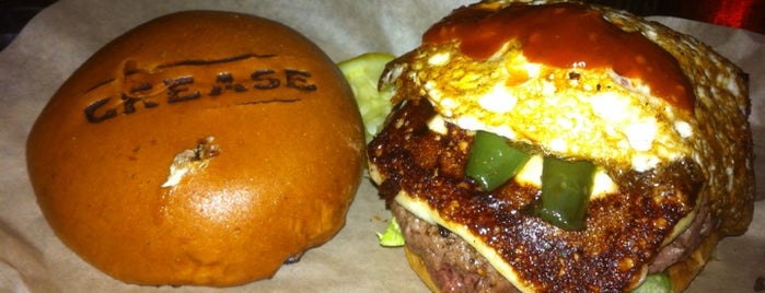 Grease Burger, Beer and Whiskey Bar is one of สถานที่ที่ Elizabeth ถูกใจ.