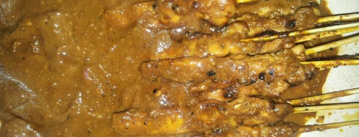 Sate Ayam Madura Wilis is one of Lokasi Makan di Mojokerto.