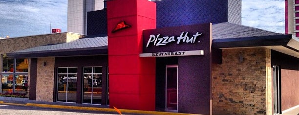 Pizza Hut is one of สถานที่ที่ Andres ถูกใจ.