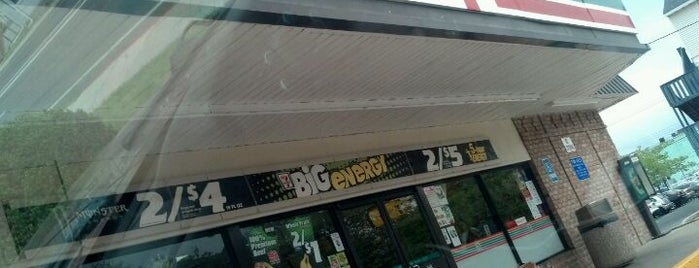7-Eleven is one of Lieux qui ont plu à Lizzie.