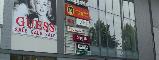 Kauppakeskus Galleria is one of สถานที่ที่ Alena ถูกใจ.