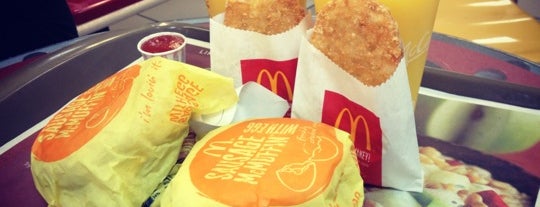 McDonald's is one of Tempat yang Disukai Mae.