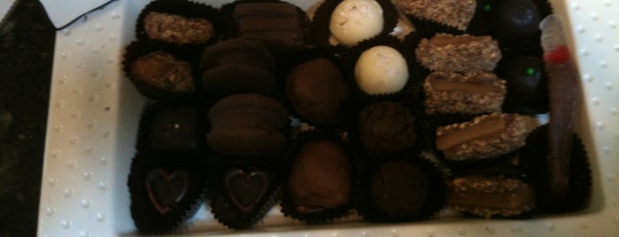 River Forest Chocolates is one of สถานที่ที่บันทึกไว้ของ Kimmie.