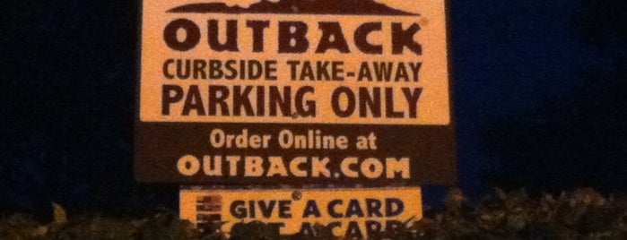 Outback Steakhouse is one of สถานที่ที่ David ถูกใจ.